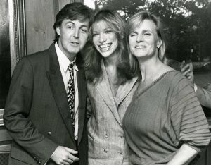 Paul McCartney, Carly Simon, Linda  1984 NYC.jpg
